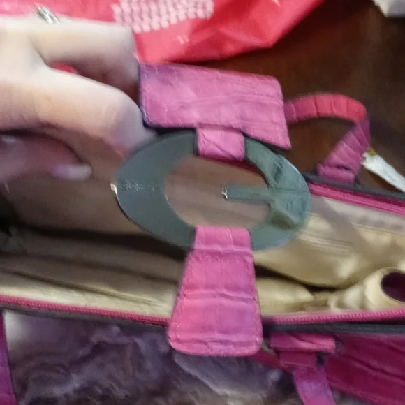 Guess pink faux patent leather purse - Picture 4 of 6